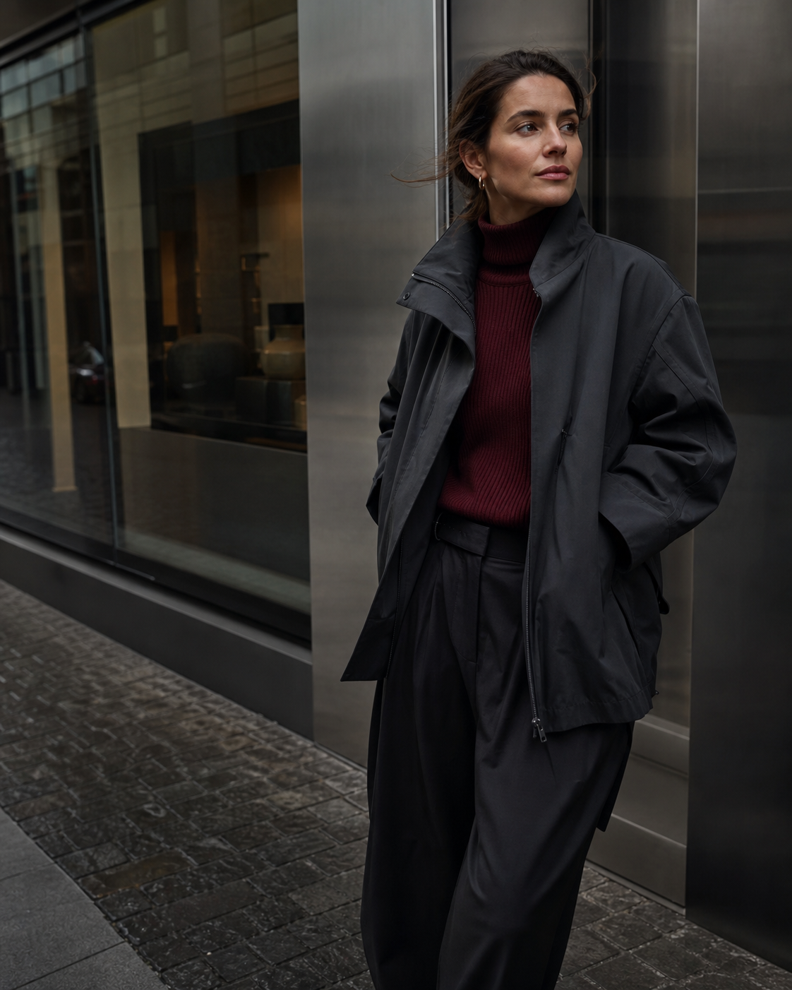 Modelo con chaqueta técnica oscura y punto color vino